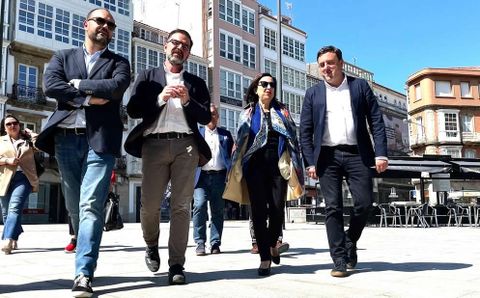 Bernardo Fernndez, responsable provincial del PSdeG; ngel Mato, alcalde de Ferrol; Margarita Robles, ministra; y Valentn Gonzlez Formoso, lder del PSdeG, en su paseo porla ciudad naval.