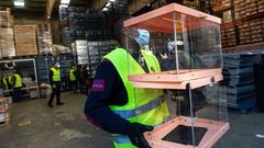 Un trabajador del Ayuntamiento de Barcelona traslada al almacn urnas que se utilizarn en los colegios electorales en la jornada del 14F
