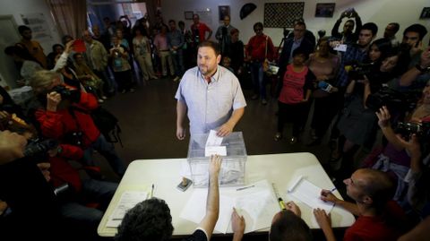 Oriol Junqueras, quinto en la lista de Junts pel s, vota en Sant Vicens dels Horts