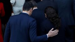 Pedro Snchez, Pablo Iglesias y el resto del Gobierno entran a la Moncloa tras la foto de familia