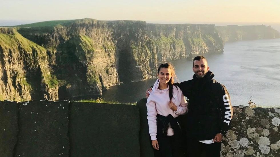 Laura Varela con su marido, en una visita a los acantilados de Moher en la costa irlandesa