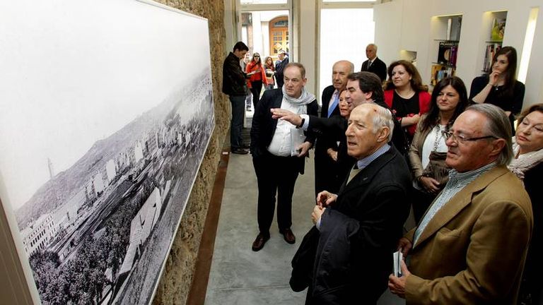 El alcalde observando la fotografía de la ciudad de 1891 que se puede ver en el bajo de la Casa Picasso
