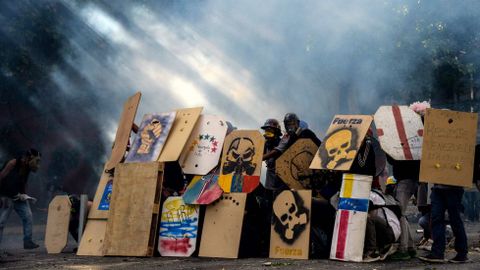 Con escudos de madera y metal, pintados con imgenes y mensajes contra el presidente Nicols Maduro, un grupo de jvenes ocupa la vanguardia de las manifestaciones en Caracas. 