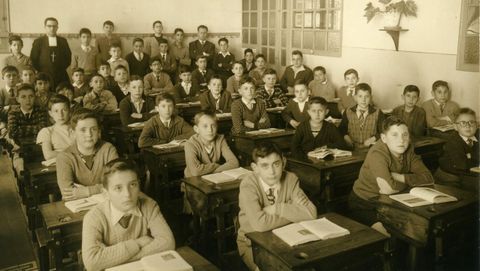 Alumnos del colegio de los hermanos Maristas en un aula repleta en el ao 1945.