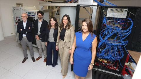 De izquierda a derecha, Gonzalo Romeo, director de producto de Fujitsu España; Lois Orosa, director del Cesga; María Jesús Lorenzana, conselleira de Innovación; Almudena Justo, directora del Fujitsu International Quantum Center y Patricia Urbez, directora de sector público de Fujitsu