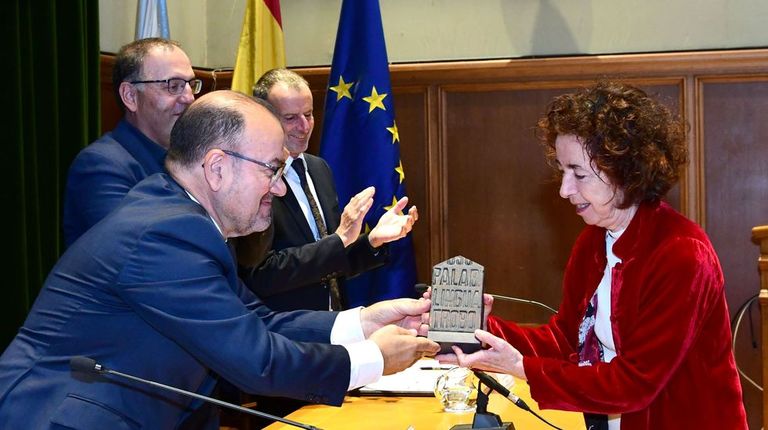 Marilar Aleixandre, profesora «ad honorem» de Ciencias da Educación en la USC, publicó en 1996 su primer libro de didáctica de las ciencias para la universidad e imparte en gallego sus materias.