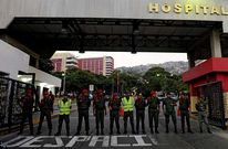 Militares de la guardia presidencial custodian el hospital de Caracas donde est Chvez.