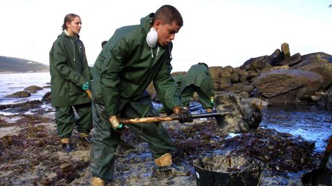 Soldados del Ejército limpiando fuel en Malpica