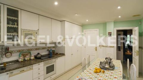 TEO (1.350.000 euros). Gran vivienda con una finca de 10.000 metros cuadrados. Cuenta con seis dormitorios, cuatro baos, piscina y jardn. 