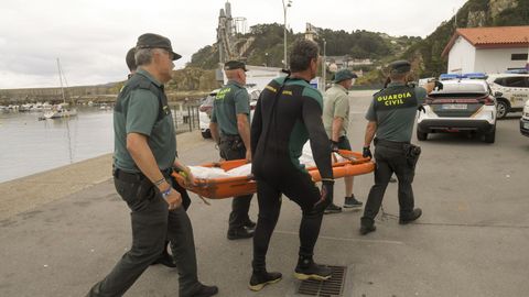 Agentes de la Guardia Cicil trasladan el cadáver hallado en un acantilado de Cabo Vidio, zona donde desde ayer se trabaja en la búsqueda del alcalde de Soto del Barco, Jaime Pérez