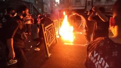 Los manifestantes prenden fuego a una barricada en una calle de Tehern durante las protestas por la muerte de Mahsa Amini tras ser arrestada por la polica de la moral iran por llevar el velo mal colocado
