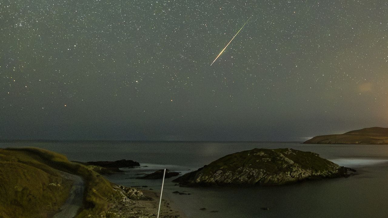 Las im�genes del eclipse total de sol en Galicia.Perseidas en Lires. La fotoperiodista de La Voz Ana Garc�a inmortaliz� la lluvia de estrellas en la madrugada siguiente al eclipse desde Lires (Cee), donde �no hay contaminaci�n lum�nica con un cielo espectacular�, explica. Adem�s, no hab�a nubes. El verano es ideal para la observaci�n astron�mica, recuerda, y de manera especial, para las perseidas, sin olvidarse del mar de ardora.