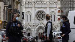 Agentes de policía delante de la basílica de Notre Dame en Niza