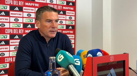 Luis Carri�n, en la sala de prensa de O Couto tras la derrota del Real Oviedo ante el Ourense