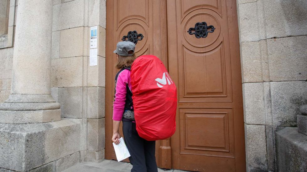 El delantero, Santi, a la izquierda, trata de conducir el bal�n en el partido del domingo. 
