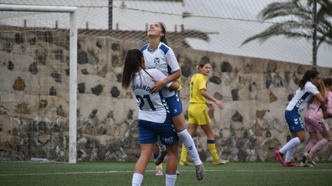 Las jugadoras del Tenerife B celebran uno de los goles al Real Oviedo