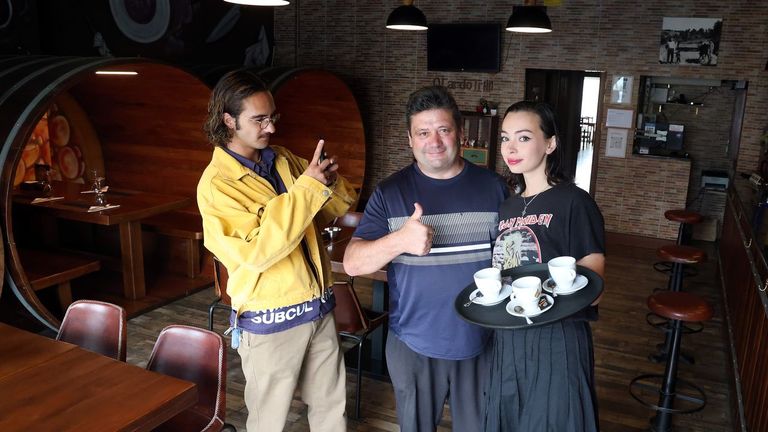 O Lar do Trilli, «o restaurante ''bacano'' dos reales de Boiro» que arrasa en redes con humor de la casa
