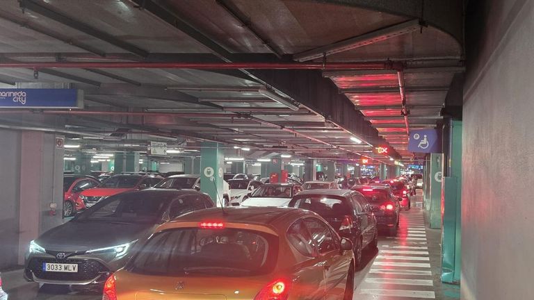 Atasco de horas en el aparcamiento de Marineda City: «Es desesperante, aquí hay mayores y niños»