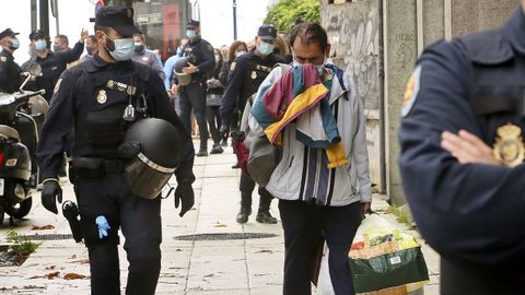 Imagen de la policía desalojando a los okupas de un edificio de Vigo en noviembre