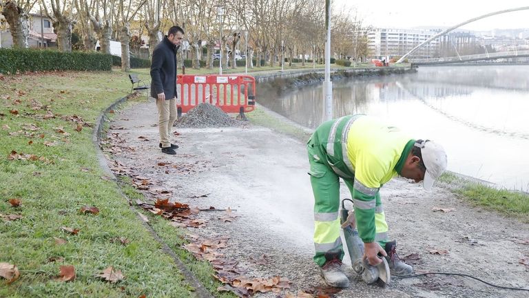 Mejoras en la senda peatonal junto al Lérez entre la pasarela y la playa fluvial