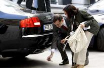 El presidente del Gobierno, Mariano Rajoy, recoge un bolgrafo que se le haba cado debajo de su vehculo oficial a la secretaria de Estado de Comunicacin, Carmen Martnez Castro, ayer.