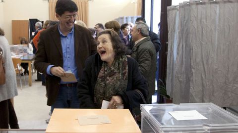 Una mujer se sorprende al darse cuenta de que el presidente y portavoz del grupo de Ciudadanos en el Parlamento Andaluz, Juan Marn, estaba situado detrs de ella en la cola para ejercer su derecho al voto en la Biblioteca Municipal de Sanlcar de Barrameda (Cdiz). 