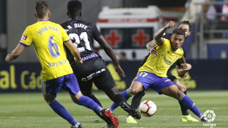 Darwin Machís protege un balón ante Cifu en el Cádiz-Málaga