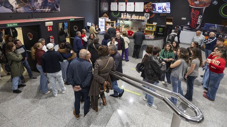 Respuesta masiva a la campaña para salvar los cines del centro comercial Finis Terrae de Cee