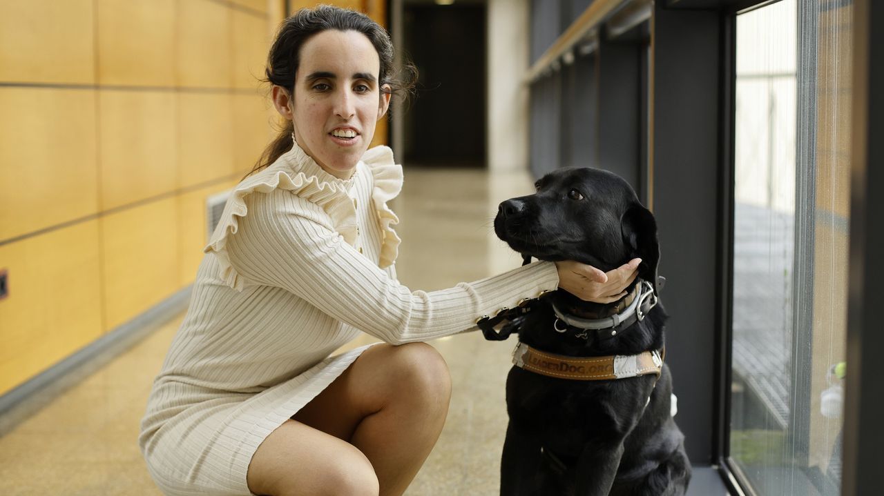 Corina Alfonso, coordinadora de braille de la ONCE en Galicia y actriz.Meryl Streep y Alec Baldwyn protagonizan �No es tan f�cil�-