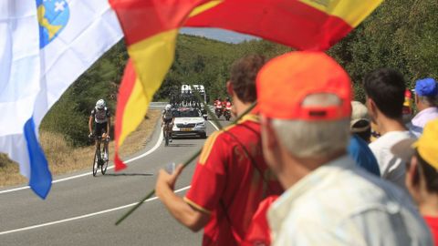 Aficionados con banderas, al paso de la carrera entre Marcelle (Monforte) y Doade (Sober)