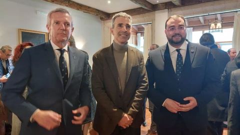El presidente de la Xunta de Galicia, Alfonso Rueda; el alcalde de Ribadeo, Fernando Surez, y el presidente del Principado de Asturias, Adrin Barbn