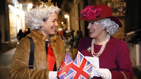 Dos reinas Isabel II de Inglaterra en la noche de comadres de Ourense.