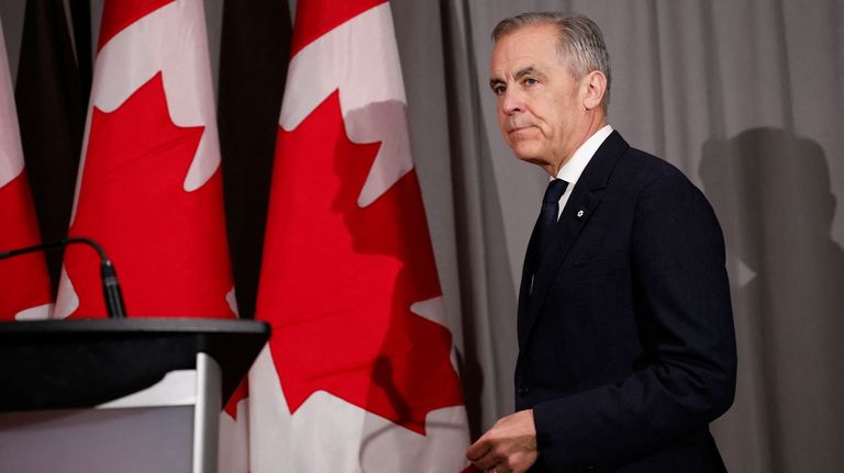 El primer ministro canadiense, Mark Carney, se dirige al atril para hacer una declaración sobre el atentado de Vancouver