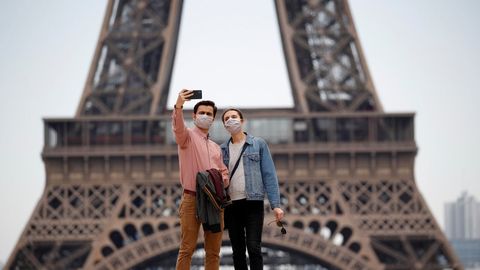 Los 'selfies' están regresando a los pies de la Torre Eiffel, si bien por ahora continúa cerrada