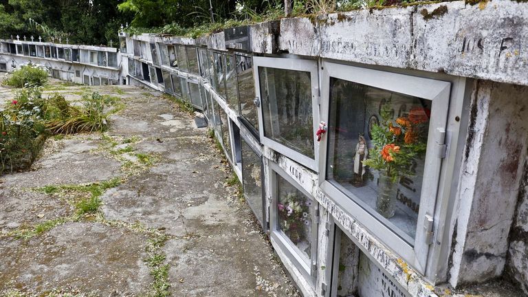 La Iglesia quiere arreglar el cementerio de Tirán: «Cada año cae una piedra al mar»