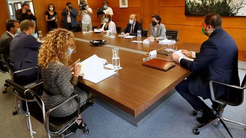 El presidente del Principado de Asturias, Adrin Barbn (PSOE), reunido con representantes del Partido Popular para abordar las negociaciones sobre la reforma del Estatuto de Autonoma del Principado