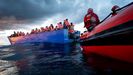Migrantes a la espera de puerto en el Mediterráneo central, cerca de Sicilia